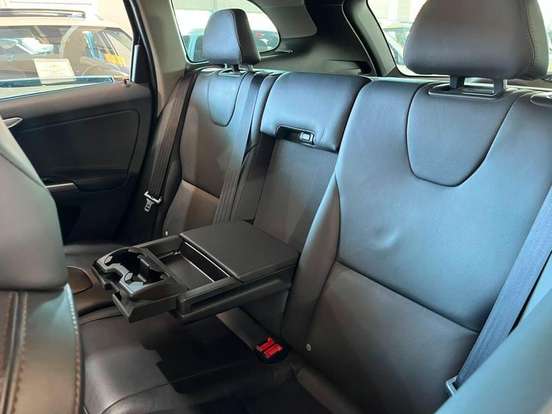 VOLVO-XC60-2017