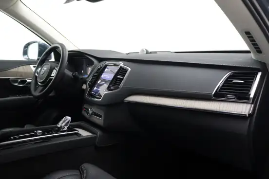 VOLVO-XC90-2023