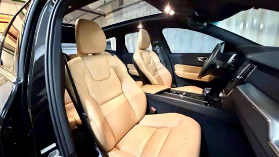 VOLVO-XC60-2018