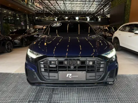 AUDI-Q8-2021