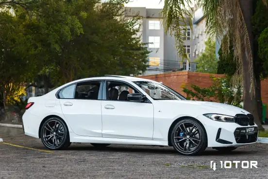 BMW-320i-2023