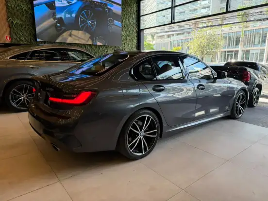 BMW-320i-2021