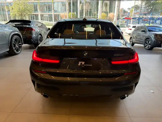 BMW-320i-2021