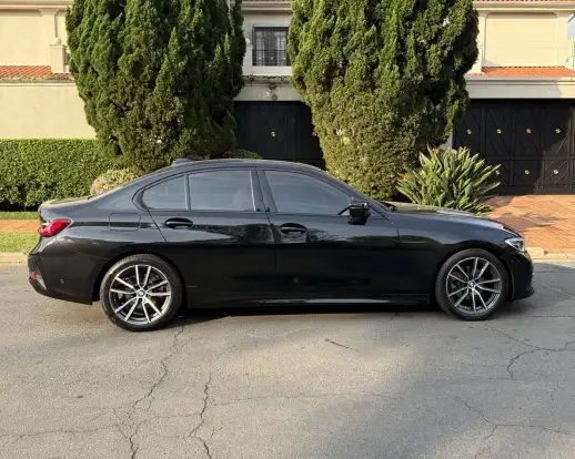 BMW-320i-2020