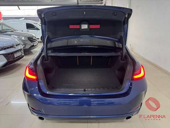 BMW-320i-2023