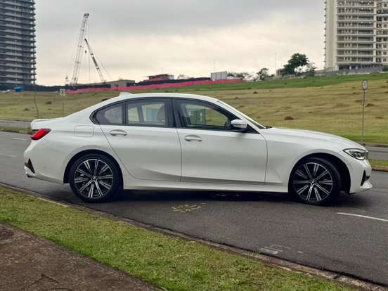 BMW-320i-2021