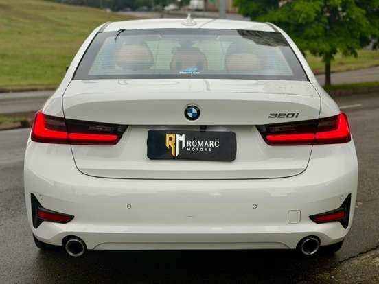 BMW-320i-2021