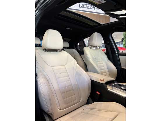 BMW-320i-2023