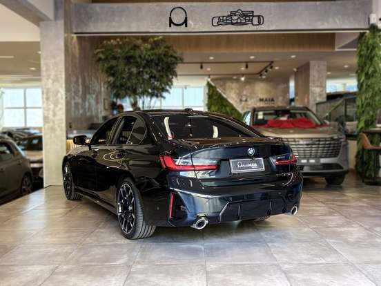 BMW-320i-2023
