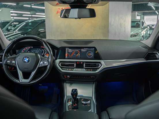 BMW-320i-2019