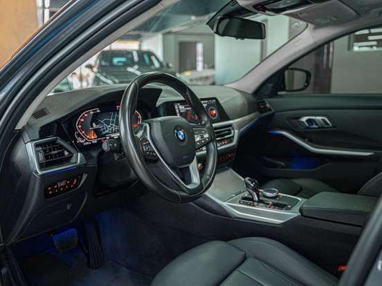 BMW-320i-2019