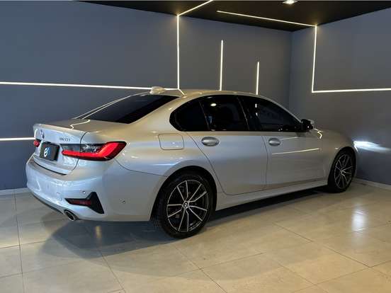 BMW-320i-2019
