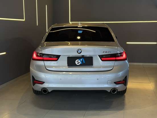 BMW-320i-2019