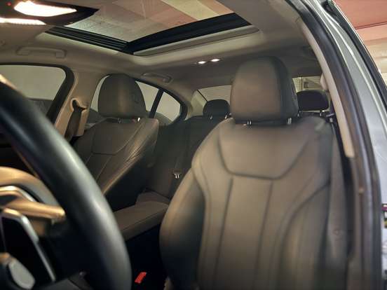BMW-320i-2020