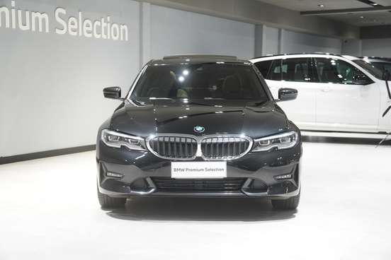 BMW-320i-2019