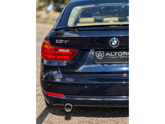 BMW-320i-2015