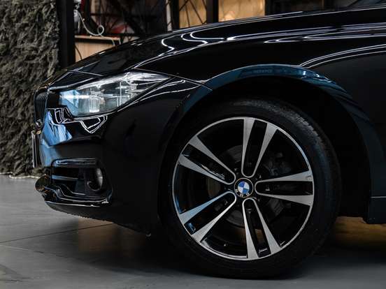 BMW-320i-2018