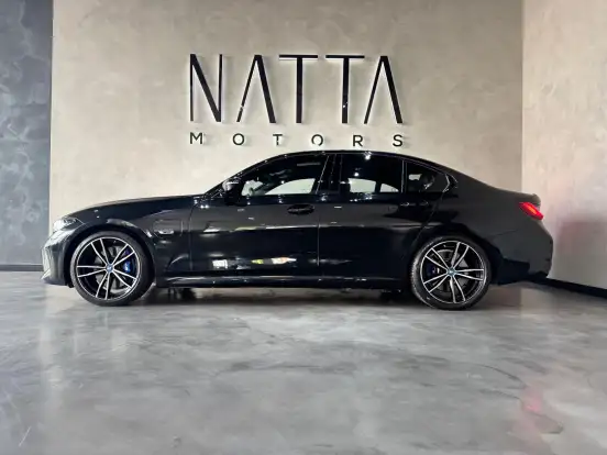 BMW-330e-2023