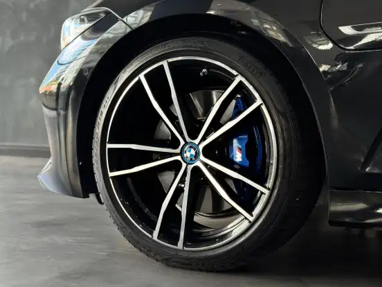 BMW-330e-2023
