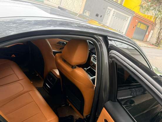 BMW-320i-2021