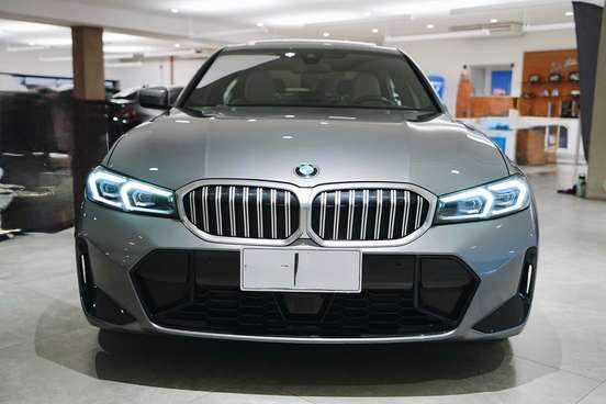 BMW-320i-2022