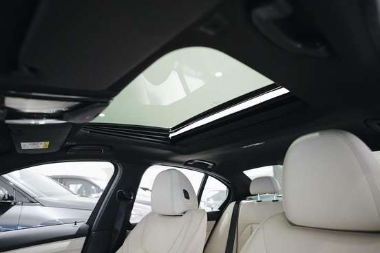 BMW-320i-2022