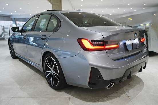 BMW-320i-2022
