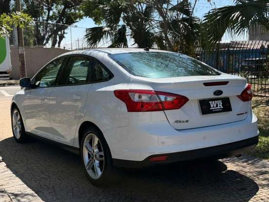FORD-FOCUS-2.0 SE SEDAN 16V FLEX 4P AUTOMÁTICO FORD-FOCUS-2015