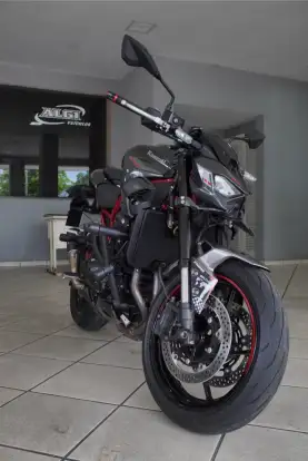 KAWASAKI-Z900-2025