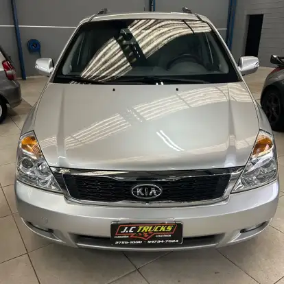 KIA-CARNIVAL-2011