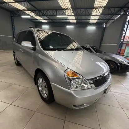 KIA-CARNIVAL-2011