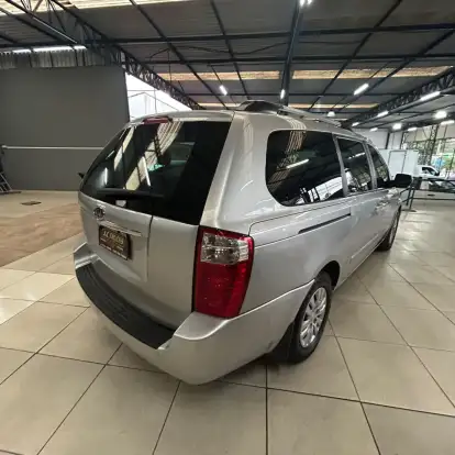KIA-CARNIVAL-2011