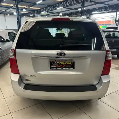 KIA-CARNIVAL-2011