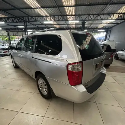 KIA-CARNIVAL-2011