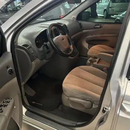 KIA-CARNIVAL-2011