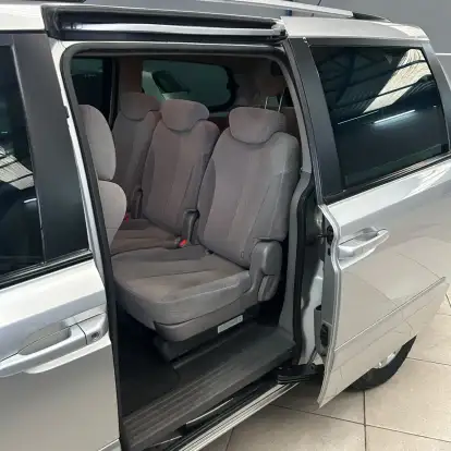 KIA-CARNIVAL-2011