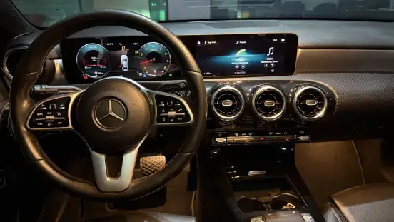 MERCEDES-BENZ-A 200-2019