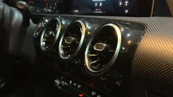 MERCEDES-BENZ-A 200-2019