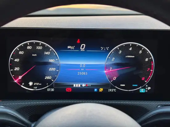 MERCEDES-BENZ-CLA 200-2025