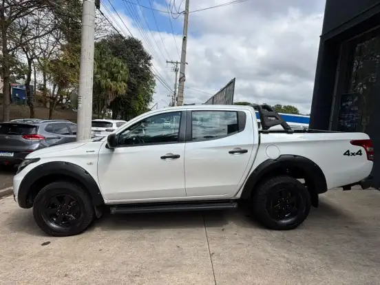 MITSUBISHI-L200 TRITON-2.4 16V TURBO DIESEL OUTDOOR GLX CD 4X4 MANUAL MITSUBISHI-L200 TRITON-2021