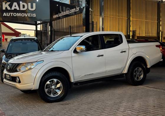MITSUBISHI L200 TRITON 2.4 16V TURBO DIESEL SPORT HPE-S CD 4P 4X4 AUTOMÁTICO