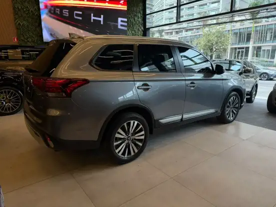 MITSUBISHI-OUTLANDER-2021