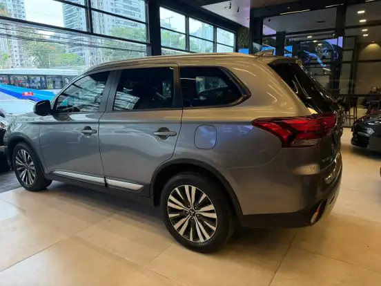 MITSUBISHI-OUTLANDER-2021