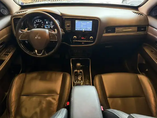 MITSUBISHI-OUTLANDER-2021