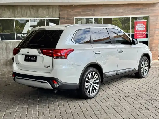 MITSUBISHI-OUTLANDER-2020