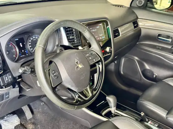 MITSUBISHI-OUTLANDER-2020