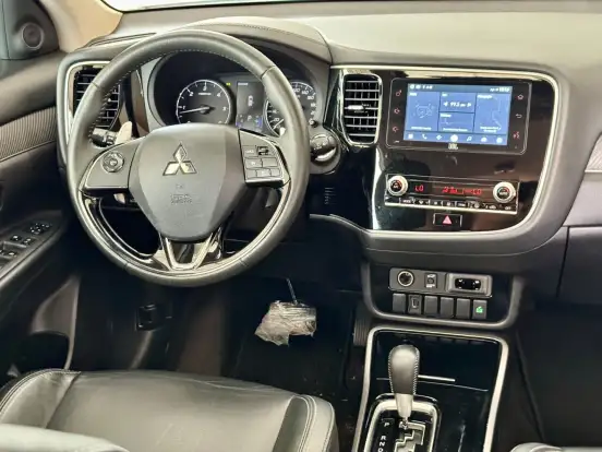 MITSUBISHI-OUTLANDER-2020