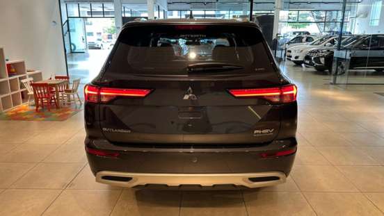 MITSUBISHI-OUTLANDER-2025