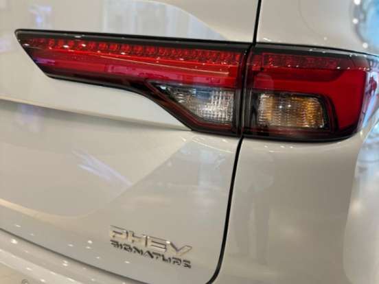 MITSUBISHI-OUTLANDER-2.4 PHEV SIGNATURE S-AWC DHT MITSUBISHI-OUTLANDER-2025
