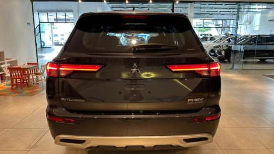 MITSUBISHI-OUTLANDER-2025